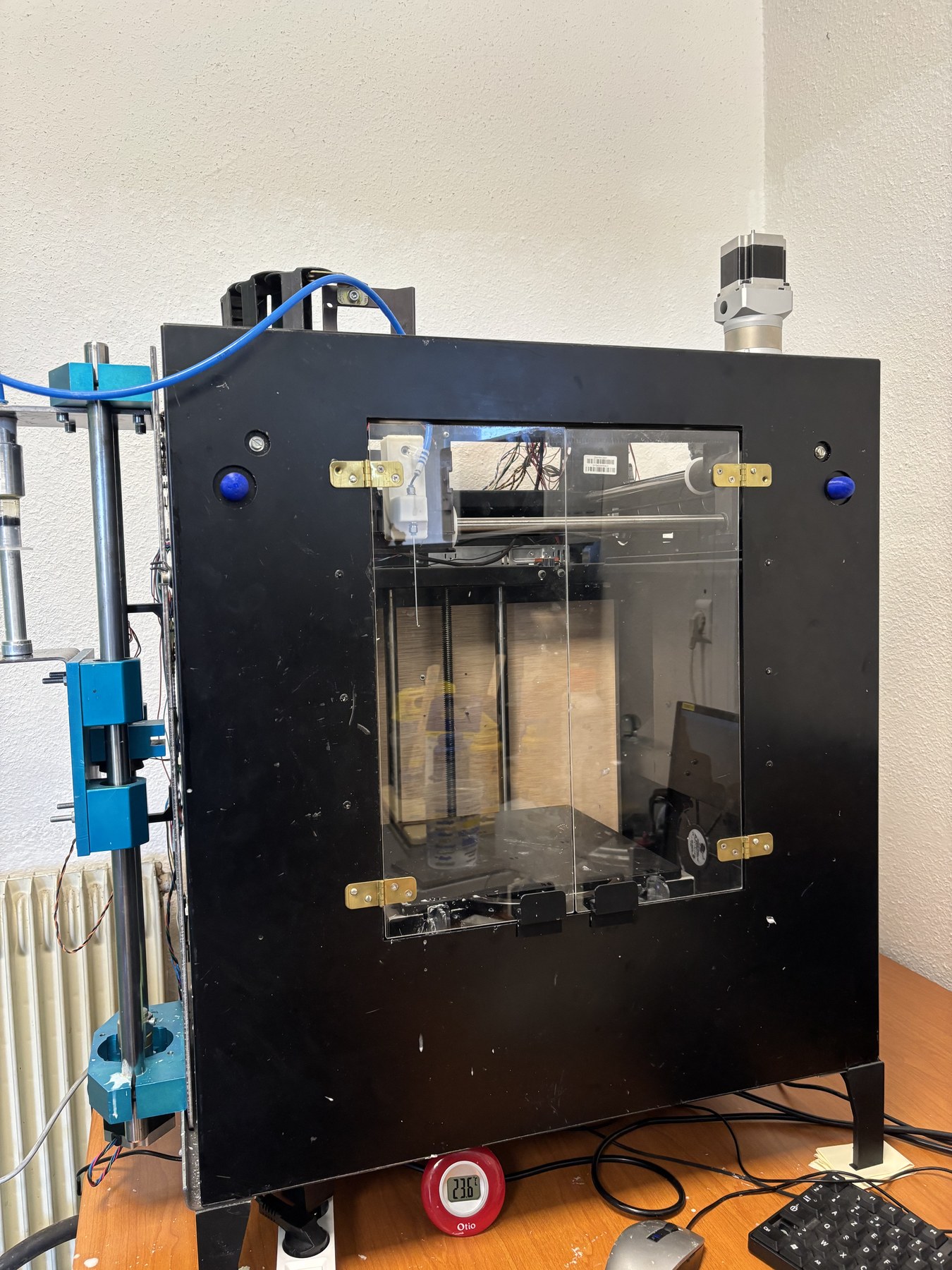Printer fabricating the temporary hydrogel mold.