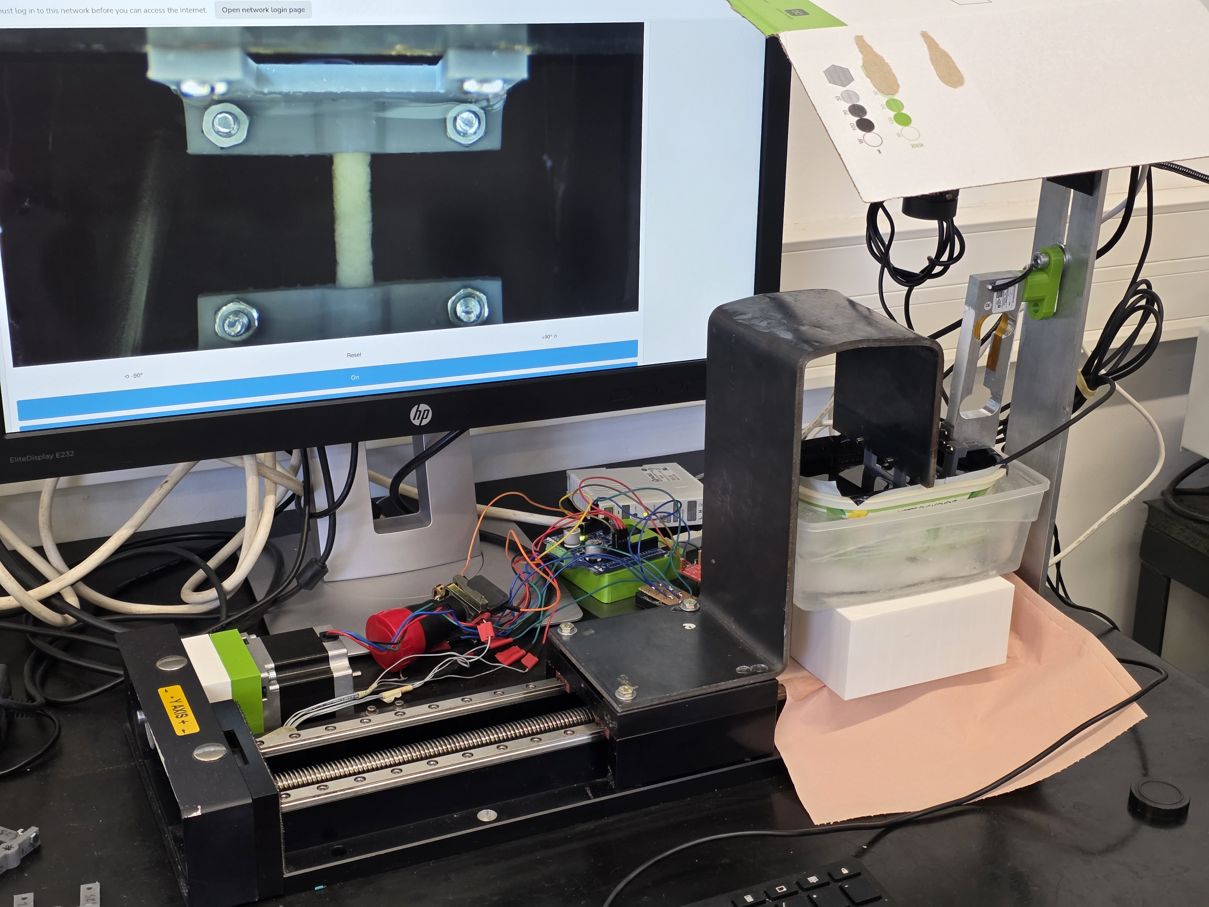 Instrumented traction bench operating with a potato-parenchyma sample.