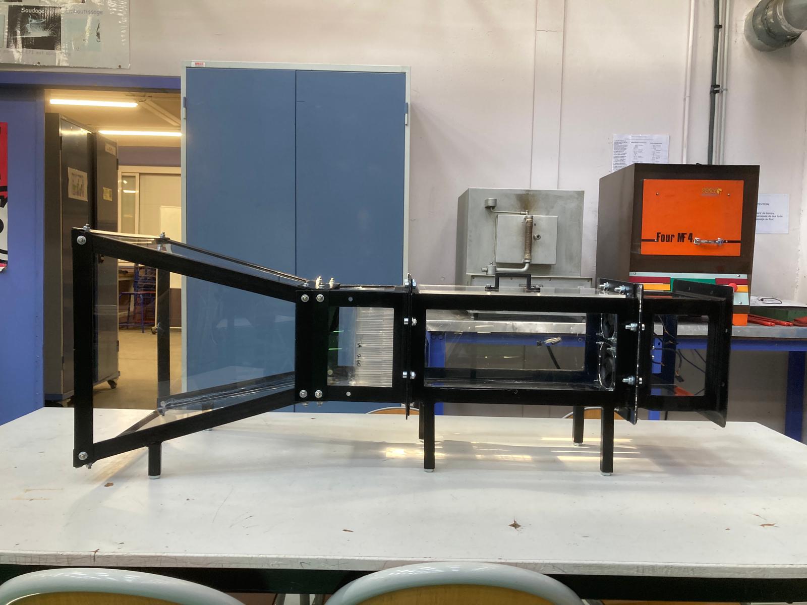 Low-speed mini wind tunnel built to study a leaf exposed to wind.